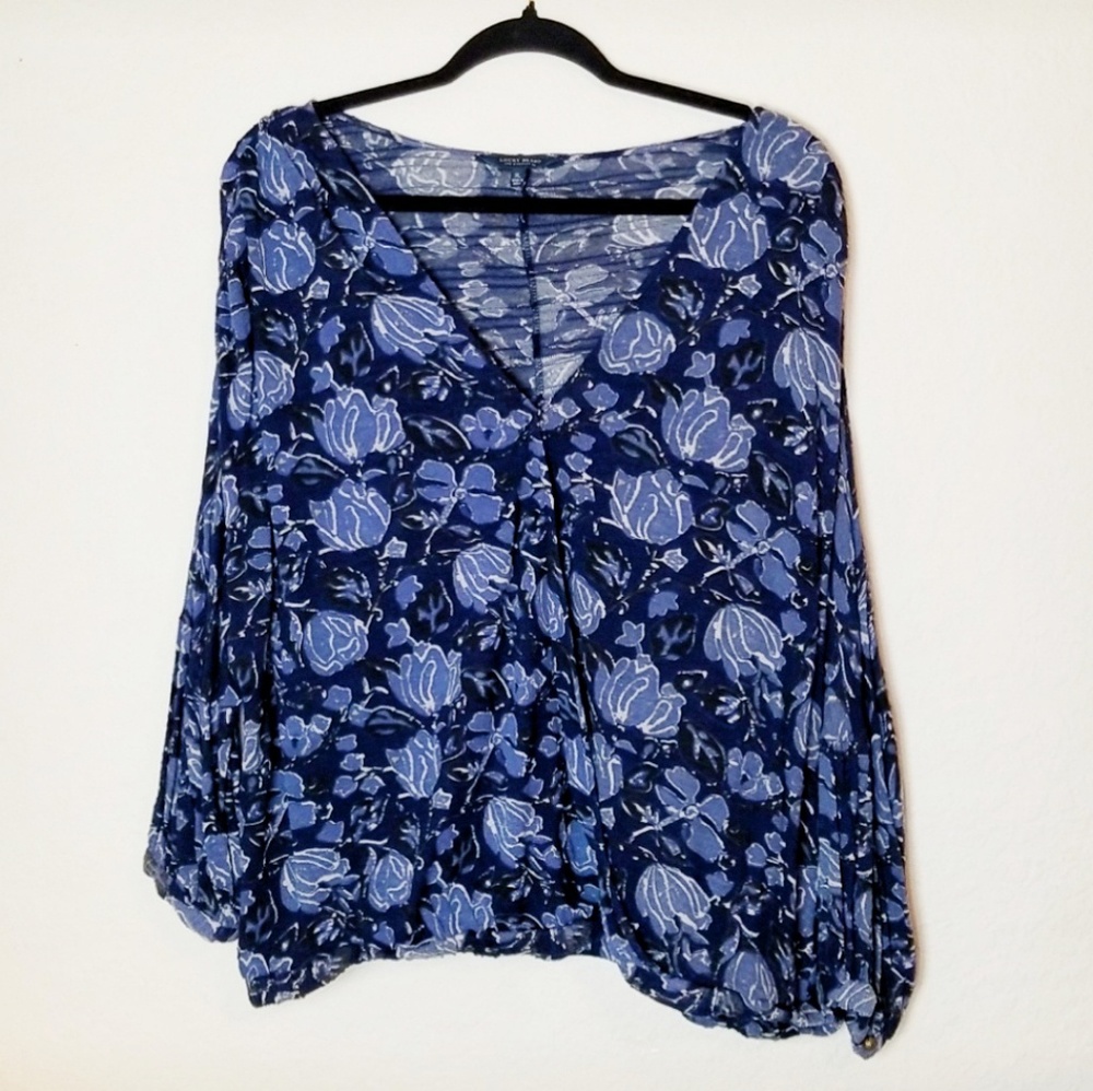 Lucky Brand Navy Blue Floral V-Neck Clasp Top